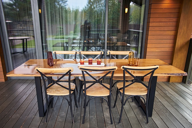 Spacious dining table that serves 6 to 8 people