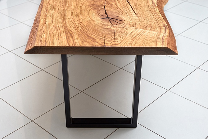 Table stand: playing on contrast