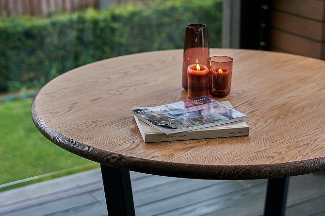 Decorative edge of the table-top