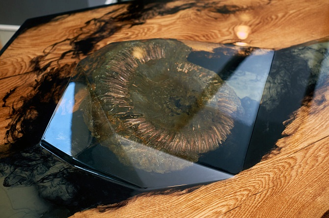 Стол с древней историей